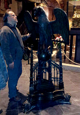 Michael Hammers begutachtet das Adlerpult im Aachener Dom vor der Restaurierung