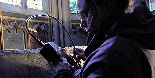 endoskopische Untersuchung des historischen Bleisarges der hl. Corona, Aachener Dom, Nikolauskapelle. © Michael Hammers 