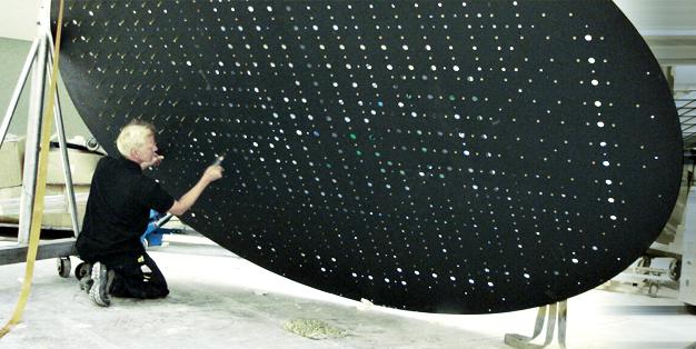 „Joie“ – Crystal Waterfall, Rockefeller Center, New York City, Sonderkonstruktion für die Aufnahme von 450 Lichtquellen. Michael Hammers‘ Schmiede Aachen – perfekte Planung, präzise Fertigung. Foto: Michael Hammers Studios