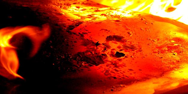 ein glühendes Stahlblech im "Höllenfeuer" der Schmiede Aachen - aus dem Werkprozess zu "Kaiser, Tod und Teufel" von Rafael Ramírez Maro und Michael Hammers zum Karlsjahr 2014    Photo: Michael Hammers Studios