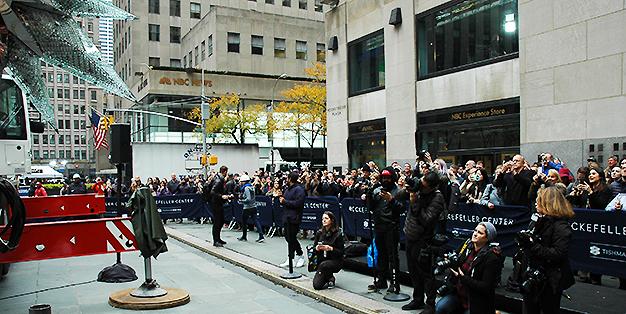 Mitarbeiter von Michael Hammers Studios' montieren den Swarovski Star auf Rockefeller Plaza, New York City, 16.11.2017 credit MHS / Florian Kick