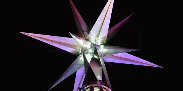 Michael Hammers´ Stern strahlt über dem Swarovski Kristallbaum in Innsbruck  Bild: Bruno Lanbach