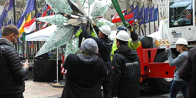 Mitarbeiter von Michael Hammers Studios' montieren den Swarovski Star auf Rockefeller Plaza, New York City, 16.11.2017 credit MHS / Florian Kick