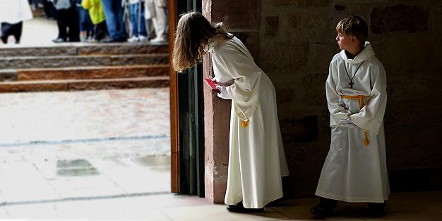 Zwei Meßdiener lauern nach Bischof Norbert - Wiedereröffnung des Hildesheimer Domes - Bild: Bischöfliche Pressestelle Hildesheim