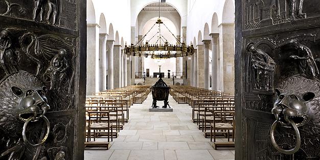 Blick durch die geöffnete Bernwardtür in den Hildesheimer Dom - Bild: Bischöfliche Pressestelle Hildesheim